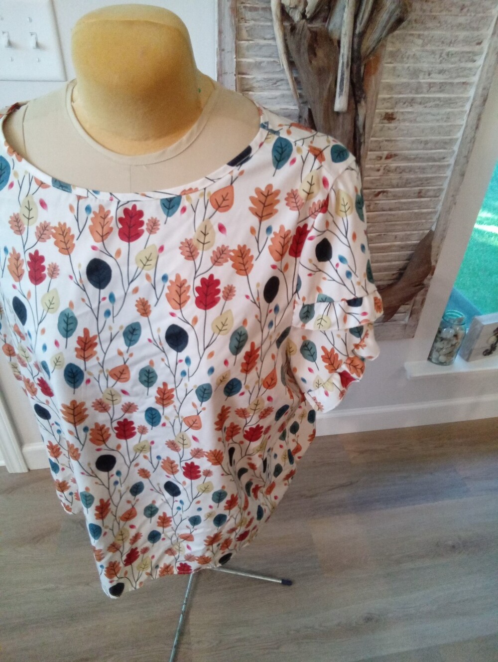 Shein Plus Sz 4X P2P=27" Beautifully Colored Fall Leaves Off White Short Sleeves - Picture 3 of 11